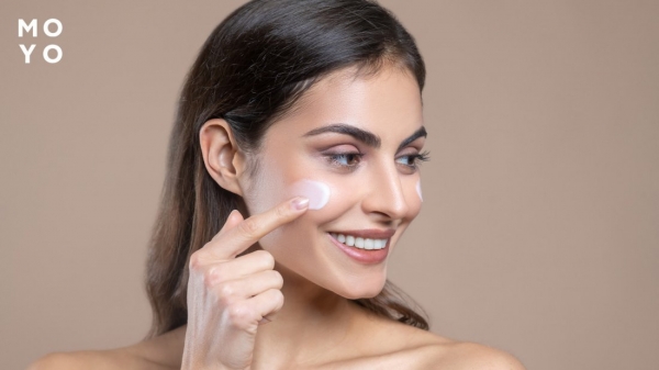 нанесення крему на обличчя