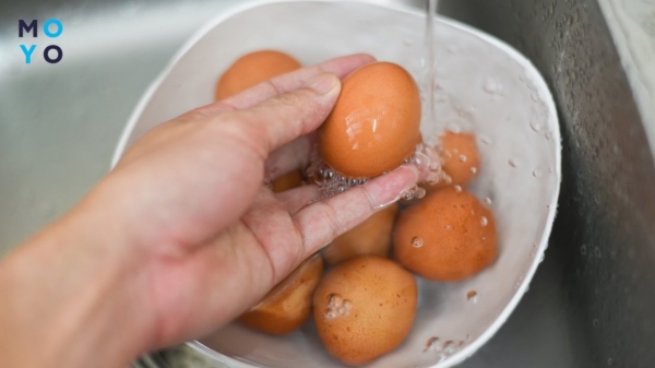 миють яйця під проточною водою