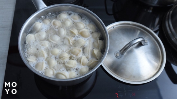 пельмені варяться у каструлі