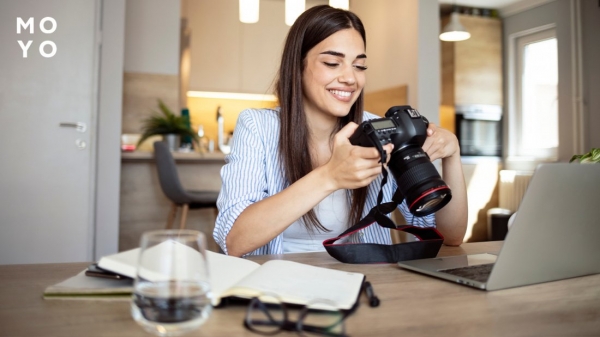 Дівчина з камерою в руках