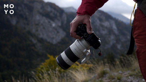 у руці тримають камеру