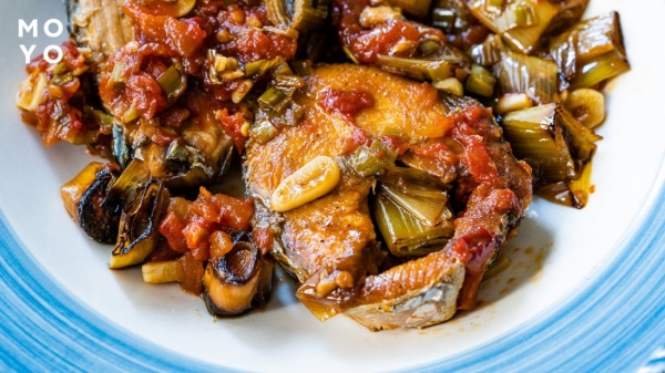 риба з овочами у тарілці