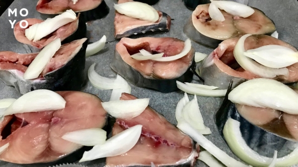 шматочки скумбрії з цибулею на деко